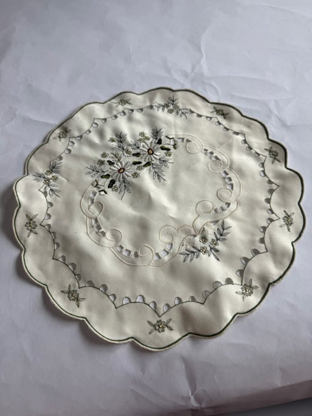 Vintage Embroidered Daisy Doily Ivory Satin Scalloped Cutwork 16in